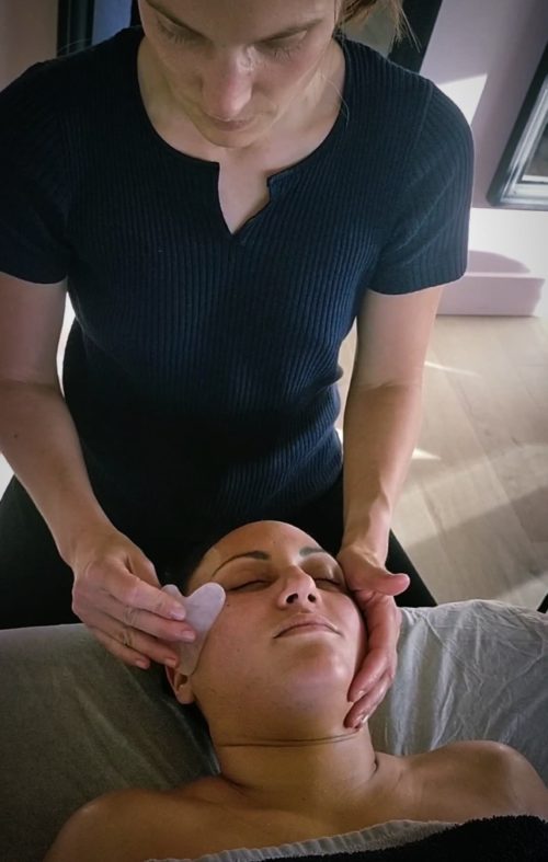 Massage visage Gua Sha en Ariege à Surba avec Mélanie Dupuis Phytoréflexologue
